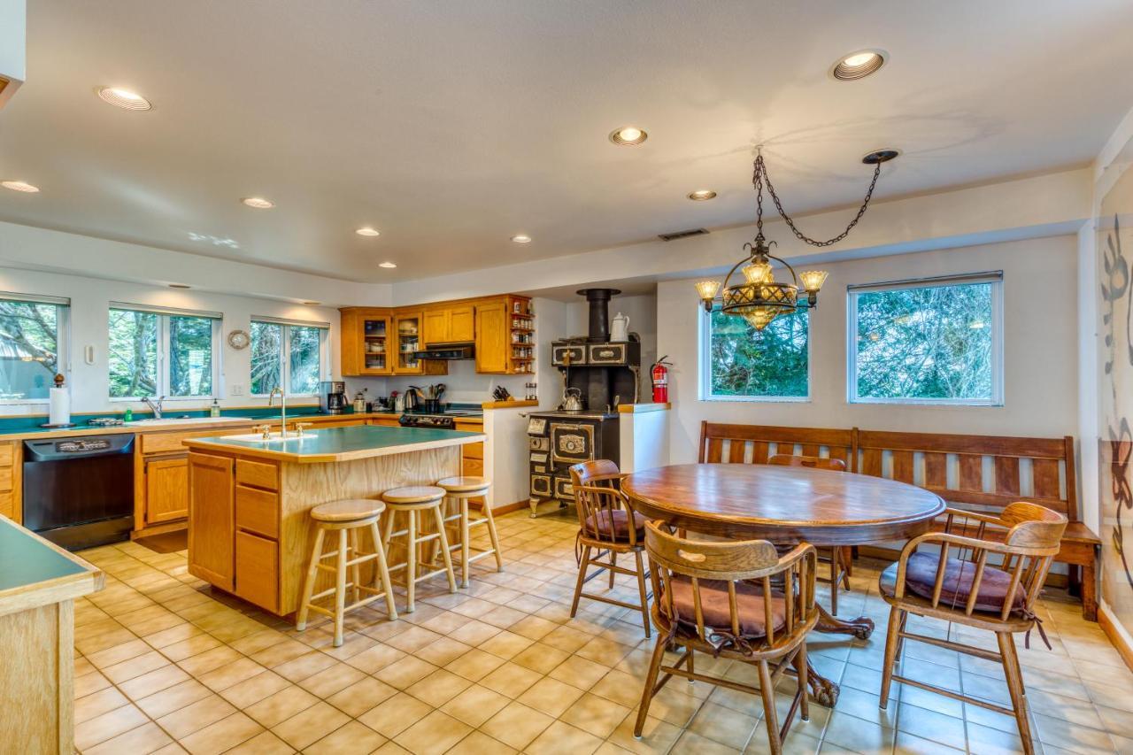 Forest Ridge Retreat Coos Bay Buitenkant foto