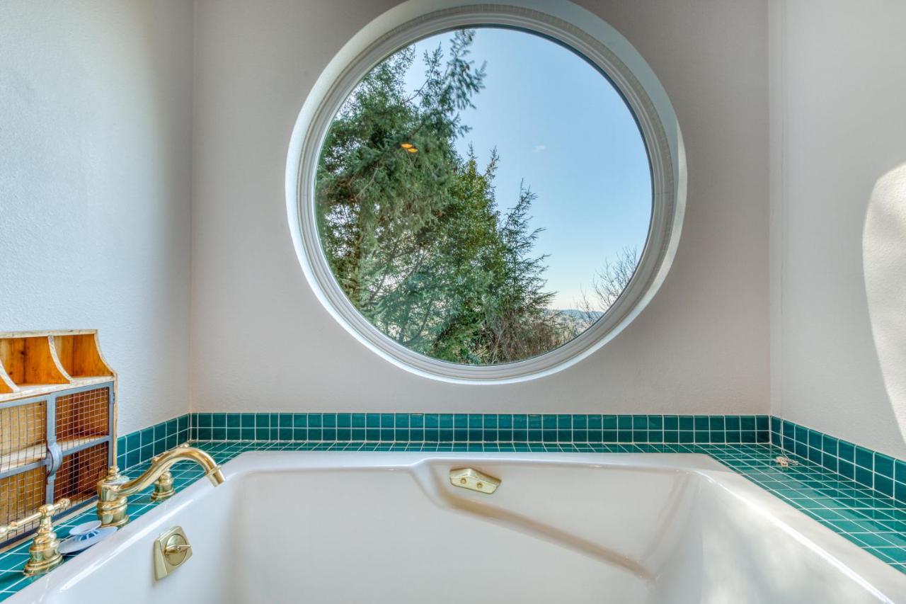 Forest Ridge Retreat Coos Bay Buitenkant foto