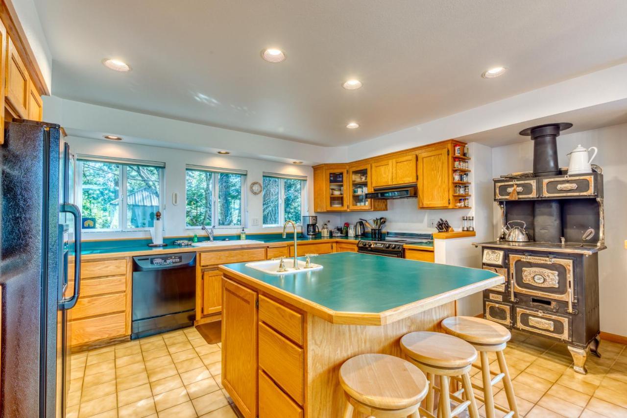 Forest Ridge Retreat Coos Bay Buitenkant foto